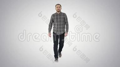 放松的休闲男子，穿着牛仔裤和衬衫，在渐变背景下向两边走去。